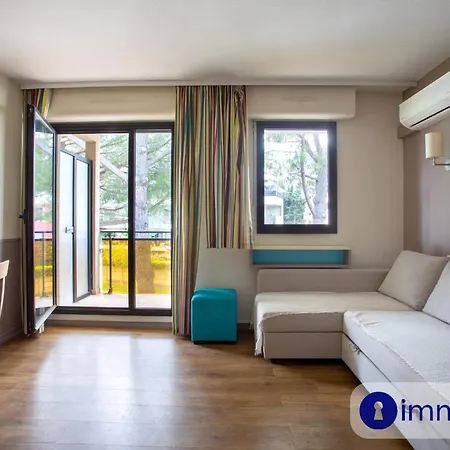 Air-conditioned In With Swimming Pool
